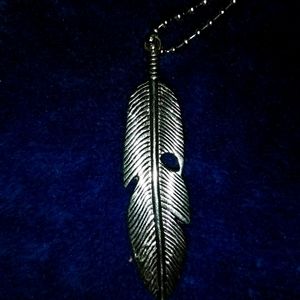 Feather pendent necklace